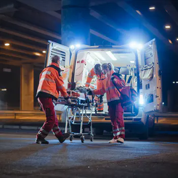 ‘Paramédicos cargando una ambulancia’